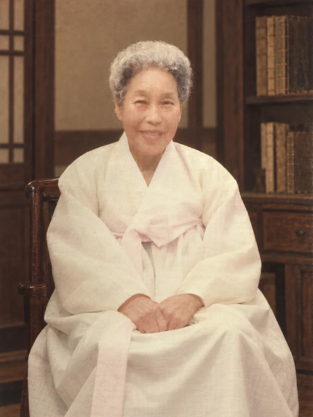 한복을 입고 앉아 계신 할머니